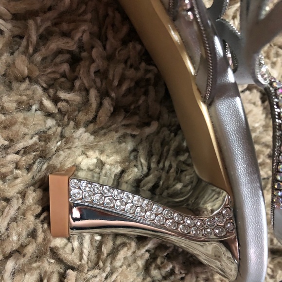 SOLD. Sparkly silver shoes - Picture 6 of 6